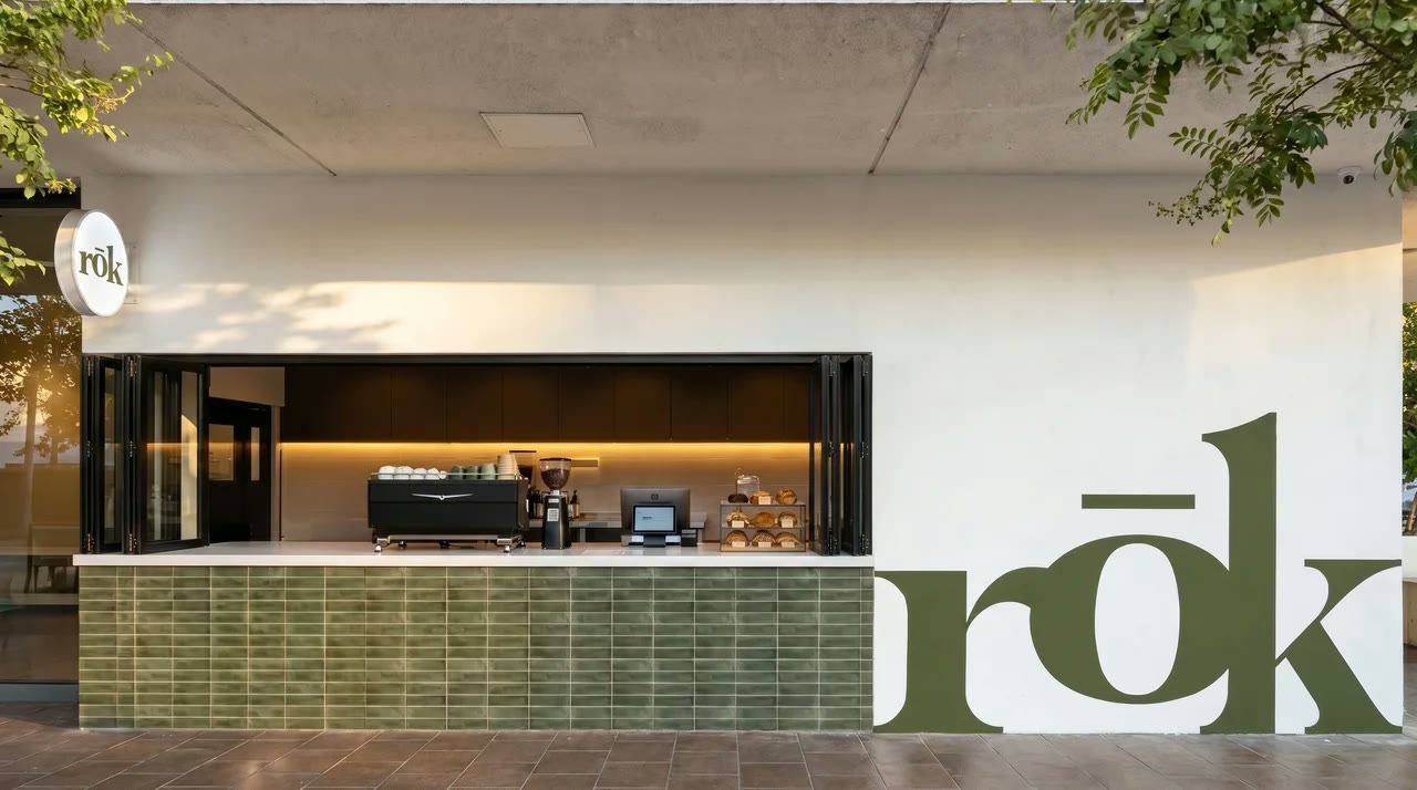 The rōk walk-up window on Wilshire Blvd, green tiles below and a large rōk painted on the wall